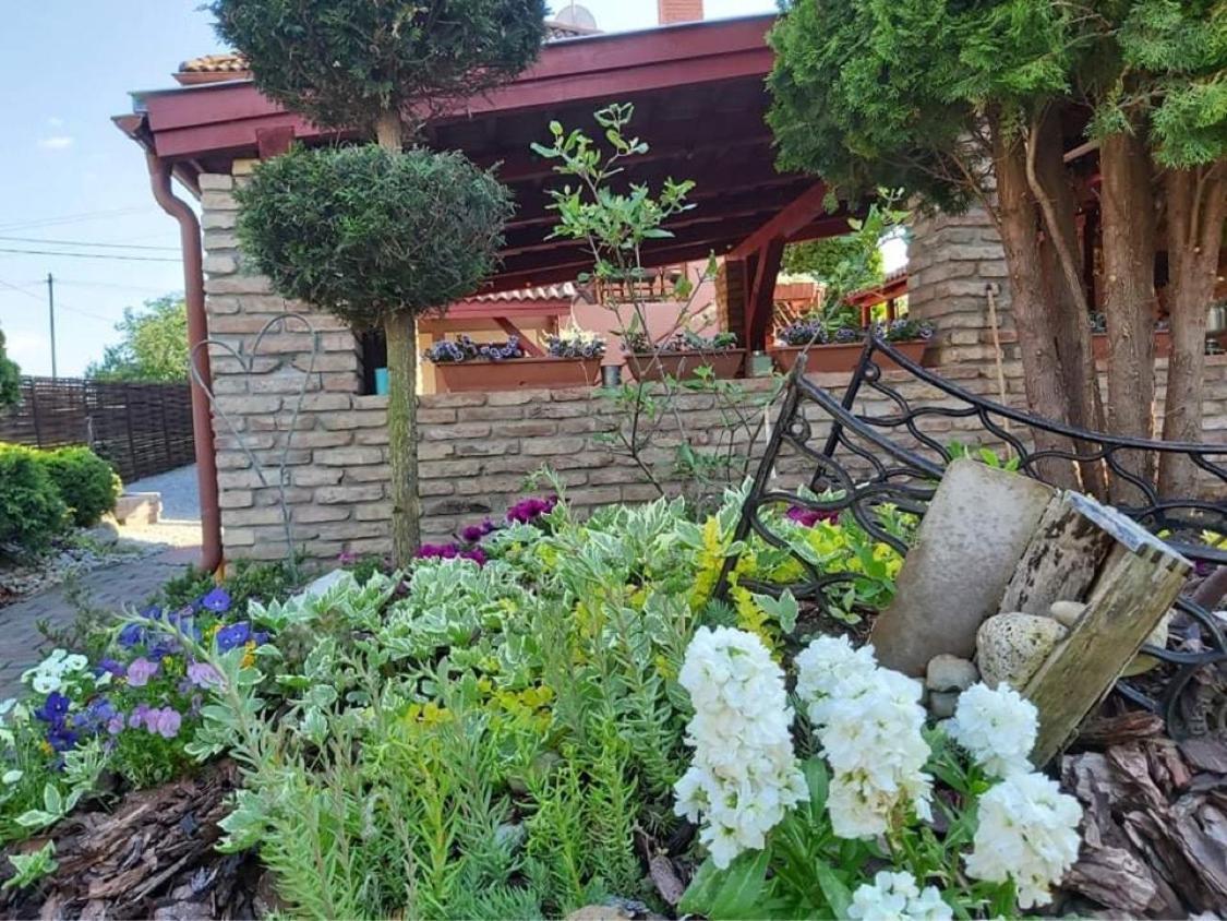 Nyirjes Vendégház Balassagyarmat Exterior foto